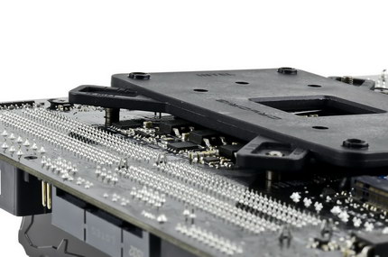 Bei manchen Mainboards liegt die Backplate auf Bauteilen auf