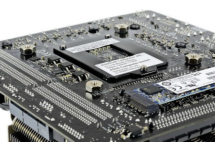 Die Montagemuttern auf der Rückseite des Mainboards