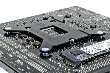 Die Backplate auf der Mainboard-Unterseite