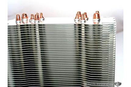 Die abgerundeten Heatpipes ragen aus der oberen Lamelle heraus