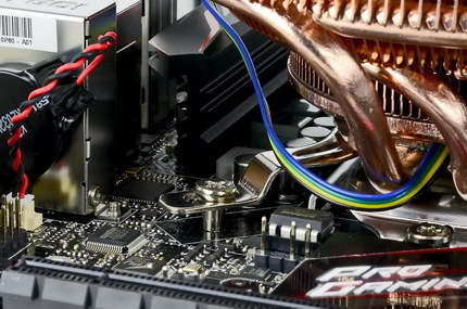 Die Montage auf der Mainboard-Oberseite