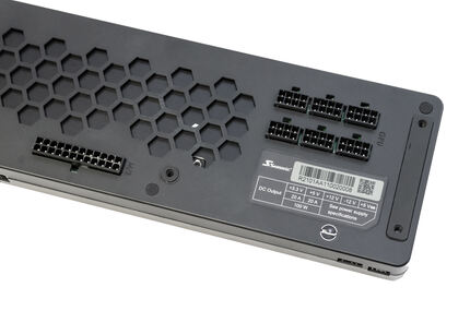 Unterseite des SYNCRO CONNECT Moduls mit ATX 24-Pin und PCIe GPU Anschlüssen