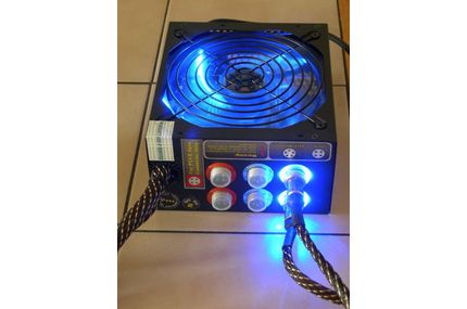 Die Stecker, wo ein Kabel drin steckt, werden beleuchtet