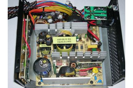 Das aufgeräumte Innere des Netzteils