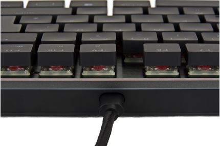 USB-C Anschluss an der Tastatur mit eingestecktem Kabel