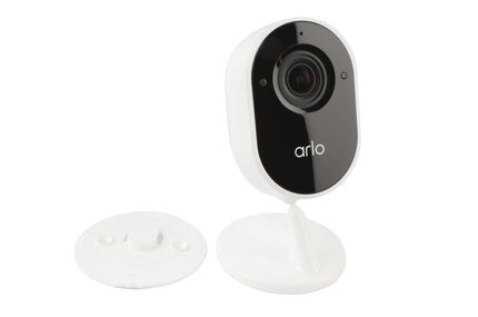 Die Arlo Essential Indoor Camera mit Montageplatte zur Wandbefestigung