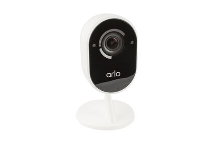 Die Arlo Essential Indoor Kamera in Frontansicht